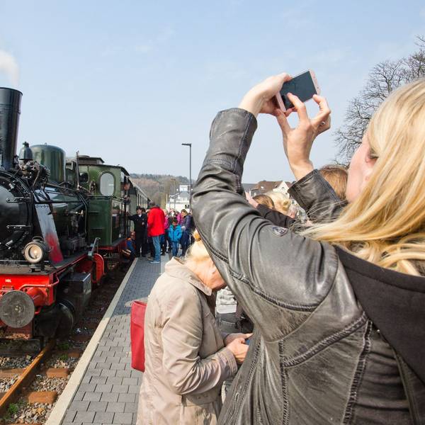 Ein Zug mit dem Bergischen Löwen bei einer Sonderfahrt über die Strecke der Wiehltalbahn am Bahnhof in Wiehl.