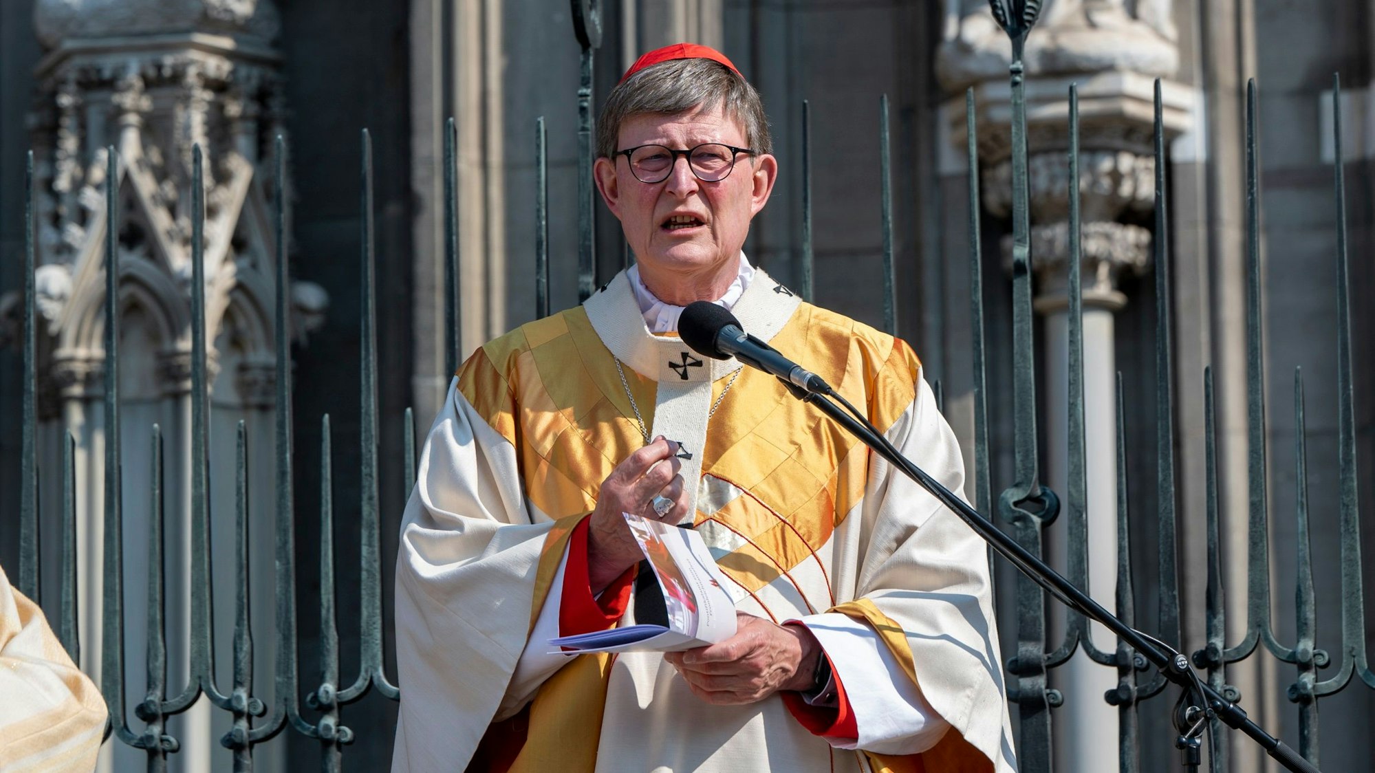Zu sehen ist Kardinal Woelki beim Fronleichnamsgottesdienst auf dem Roncalliplatz.
