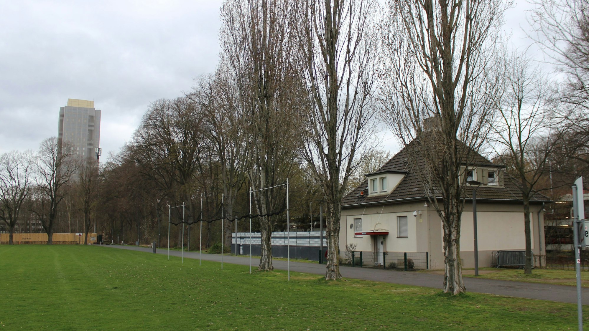 Zu sehen ist das einzige Gebäude von 1923, das im Sportpark Müngersdorf bis heute erhalten geblieben ist: das Diensthäuschen an der Aachener Straße.