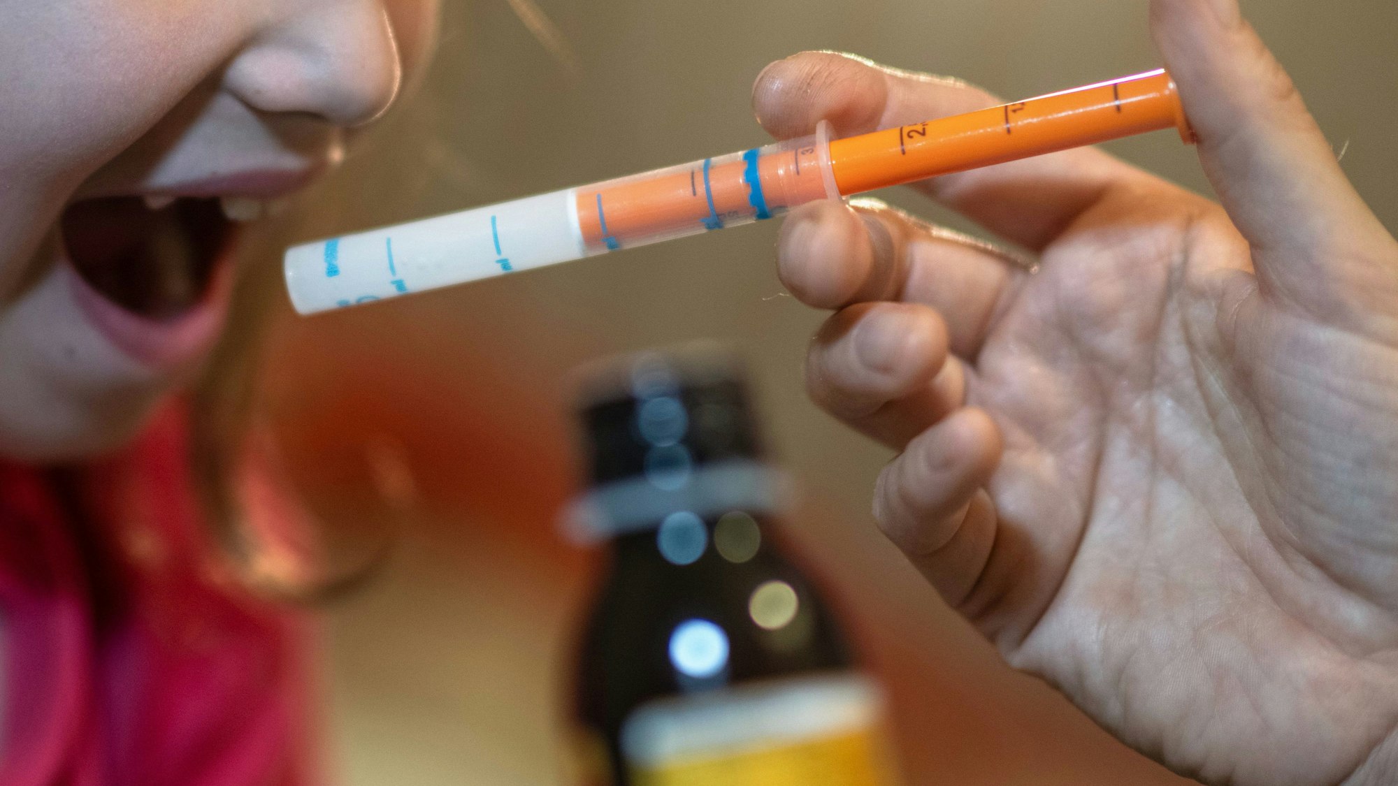 PRODUKTION - 13.09.2023, Sachsen, Leipzig: ILLUSTRATION - Eine Mutter verabreicht ihrer Tochter eine Dosis Fiebersaft. Unter anderem Schmerzsäfte für Kinder waren während der letzten Infektionswellen im Winter knapp. Bundesgesundheitsminister Lauterbach will weitere Vorkehrungen gegen mögliche neue Engpässe im Herbst und Winter bei Kindermedikamenten treffen, (zu dpa «zur Versorgungslage bei Kinderarzneien») Foto: Hendrik Schmidt/dpa +++ dpa-Bildfunk +++