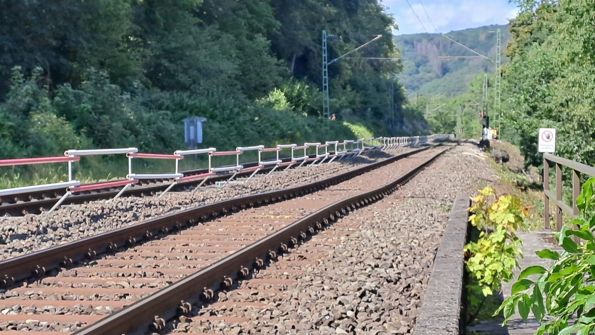 Das Foto zeigt Gleise mit einem deutlich sichtbaren Knick nach unten.