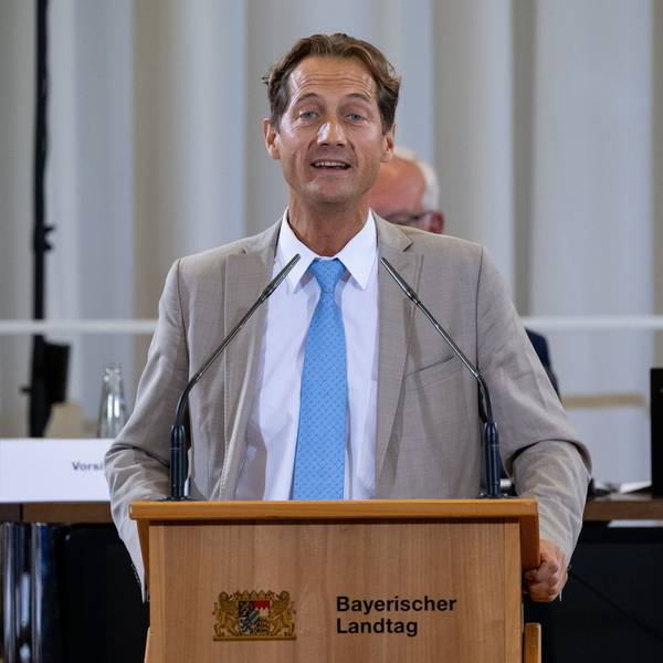 Ingo Hahn (AfD) nimmt im bayerischen Landtag an einer Sondersitzung zu den Vorwürfen gegen Vize-Ministerpräsident Aiwanger im Zusammenhang mit einem Flugblatt mit antisemitischem Inhalt teil.