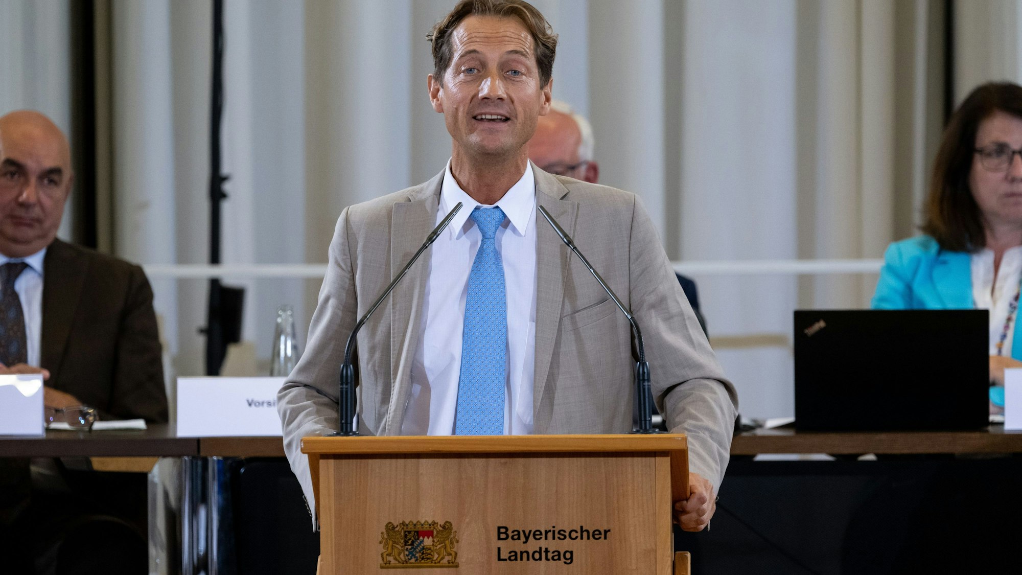 Ingo Hahn (AfD) nimmt im bayerischen Landtag an einer Sondersitzung zu den Vorwürfen gegen Vize-Ministerpräsident Aiwanger im Zusammenhang mit einem Flugblatt mit antisemitischem Inhalt teil.