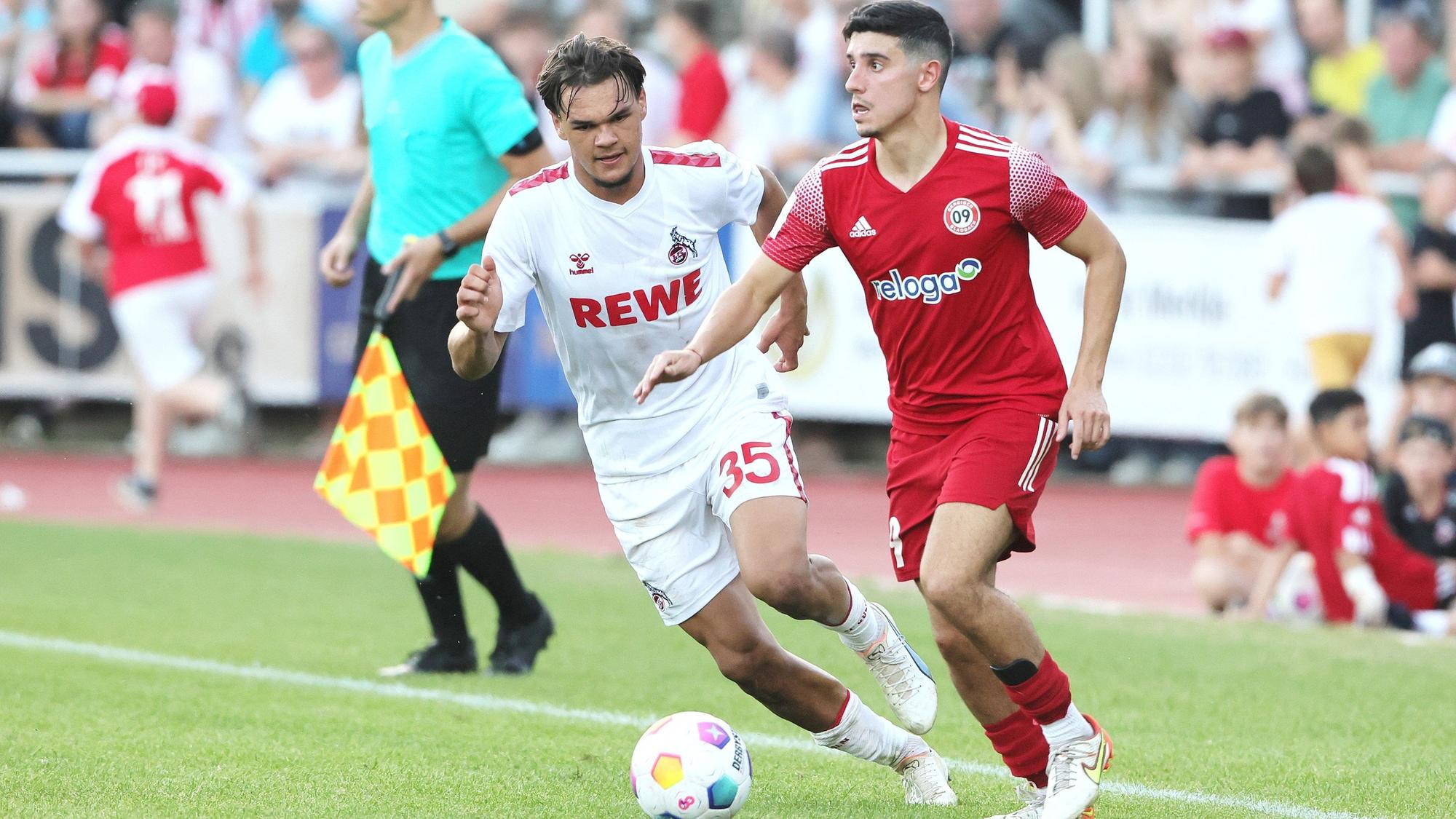 Testspiel, Bergisch Gladbach vs.1.FC Köln, 06.09.2023, von links: Max Finkgräfe (1. FC Köln), Stefano Fragapane (BG), Bild: Herbert Bucco