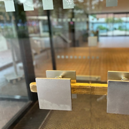 Ein Kantholz verriegelt am Donnerstagabend (15.9.) den Haupteingang zum Museum für Ostasiatische Kunst.