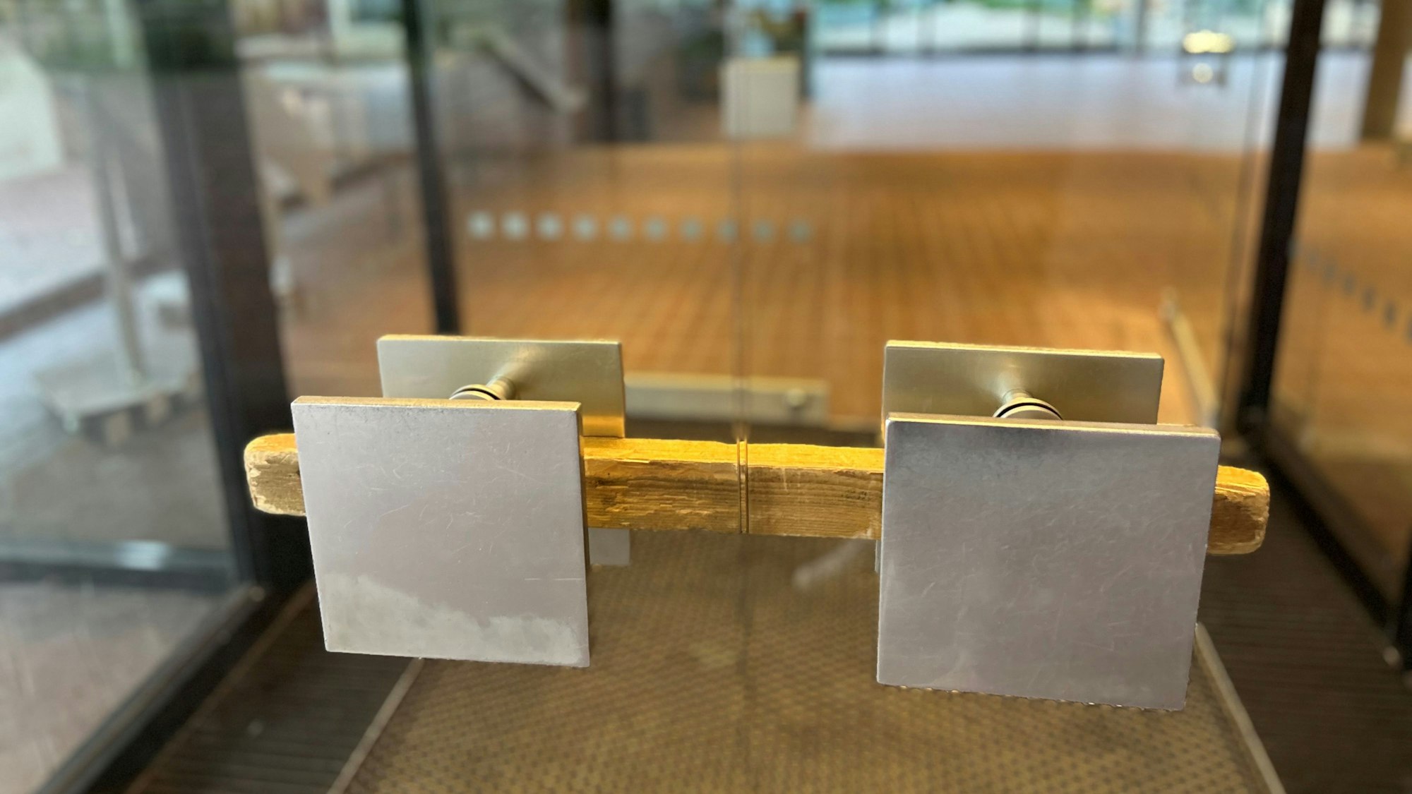 Ein Kantholz verriegelt am Donnerstagabend (15.9.) den Haupteingang zum Museum für Ostasiatische Kunst.