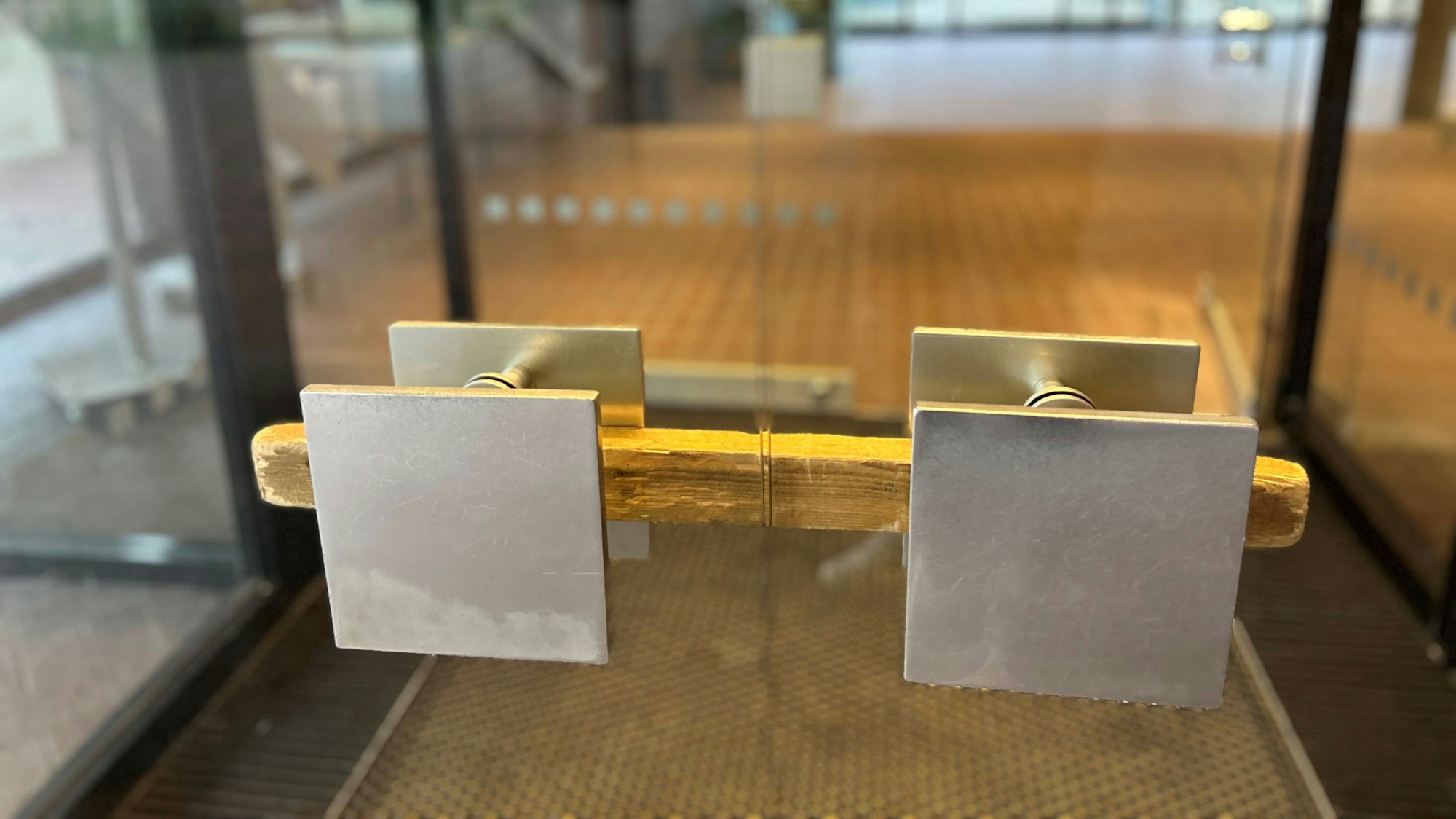 Nach dem Einbruch verriegelte eine Holzlatte den Haupteingang zum Museum für Ostasiatische Kunst.