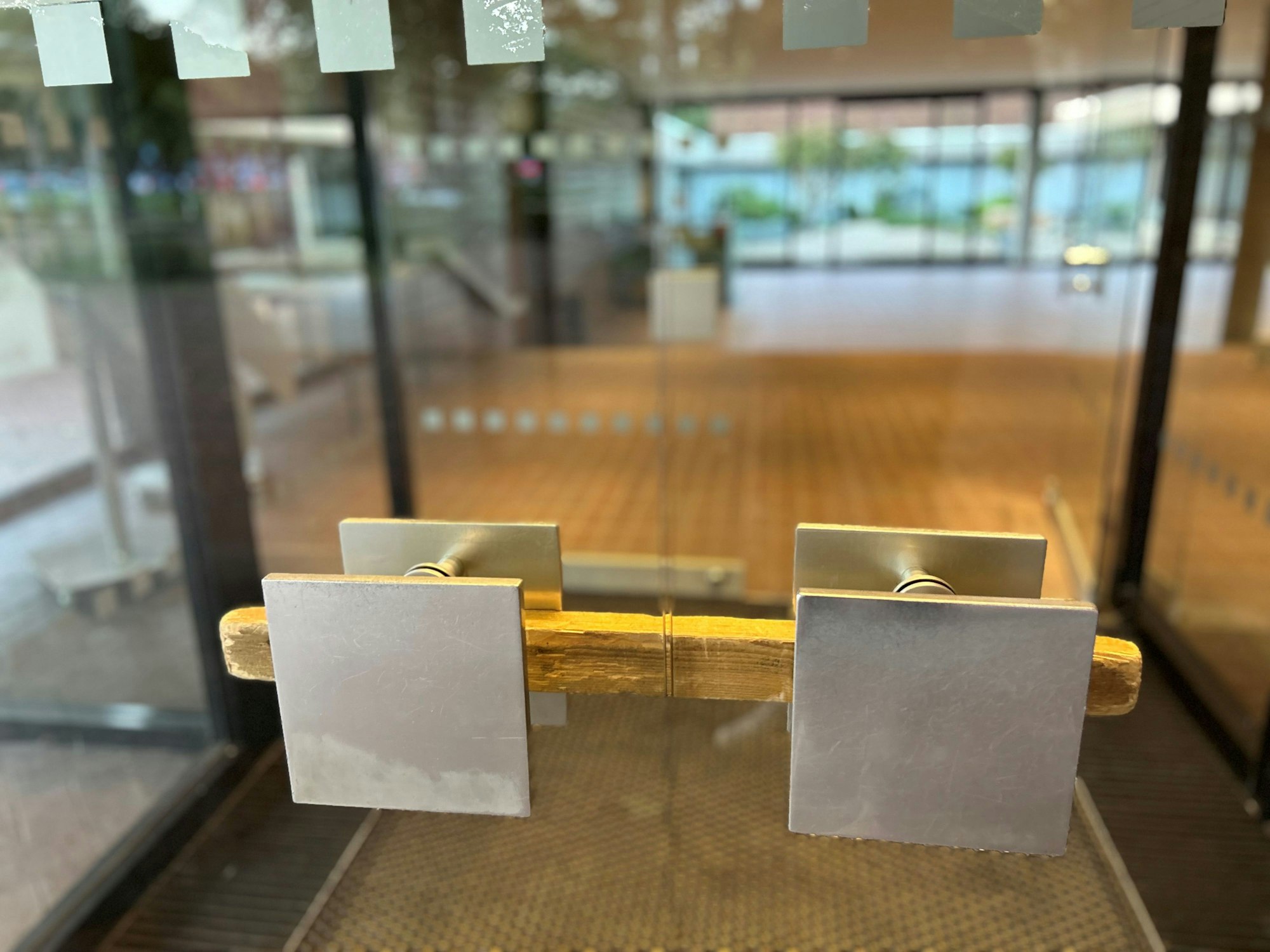 Mit einem Kantholz war der Haupteingang zum Museum für Ostasiatische Kunst am Donnerstagabend (15.9.2023), zwei Tage nach dem Einbruch, gesichert.