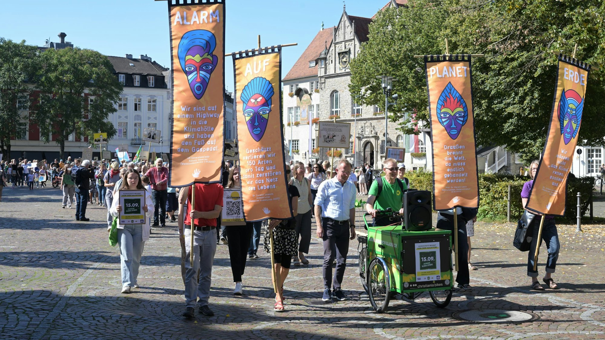 Die Klimademo Fridays for Future startet auf dem Konrad-Adenauer-Platz in Bergisch Gladbach.