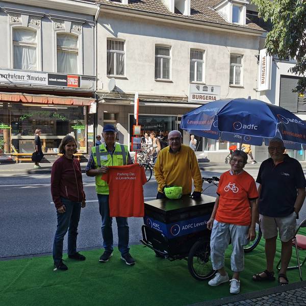 Mitglieder des ADFC besetzten zum „Parking Day“ Parkplätze in Leverkusen.