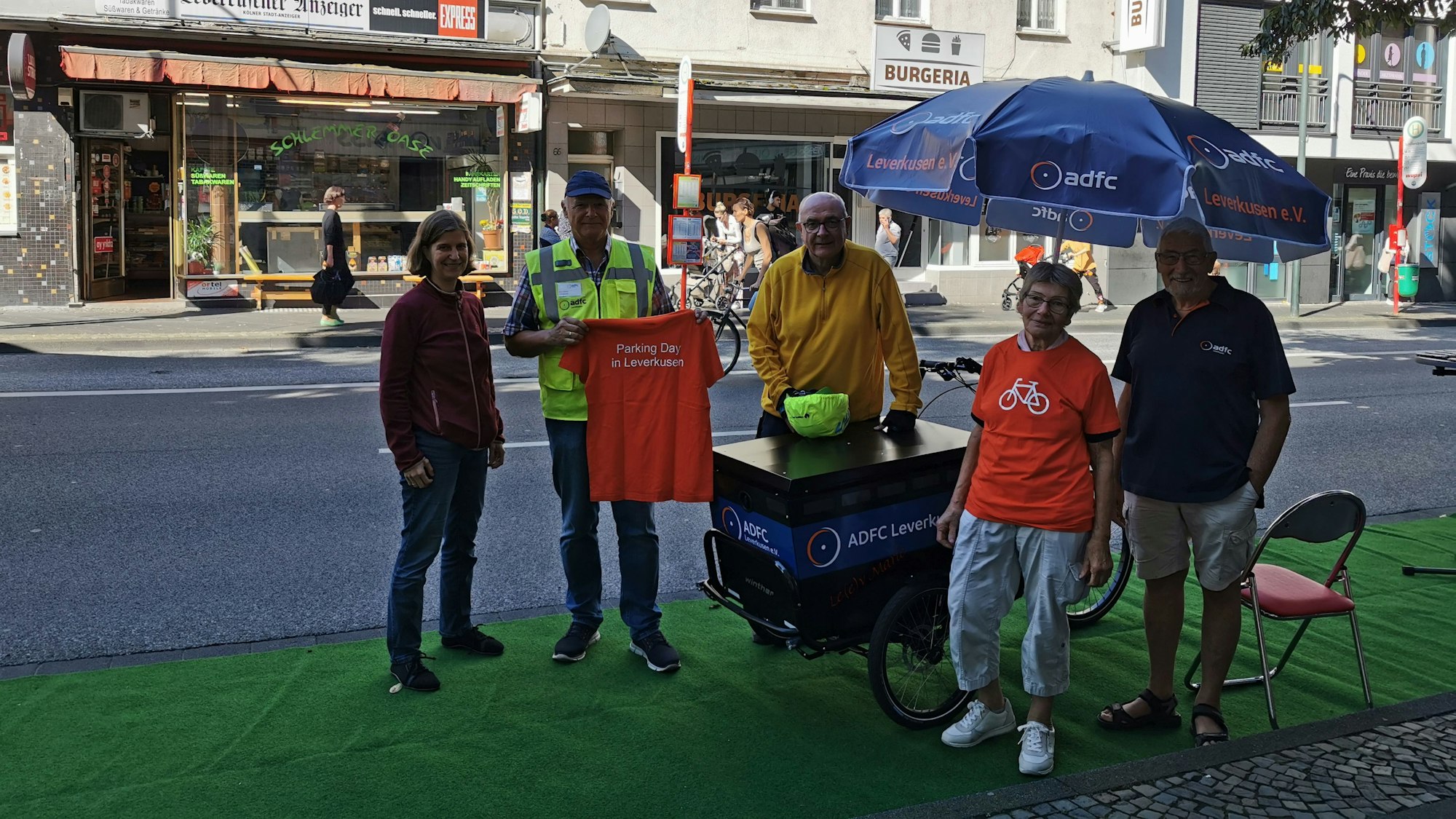 Mitglieder des ADFC besetzten zum „Parking Day“ Parkplätze in Leverkusen.