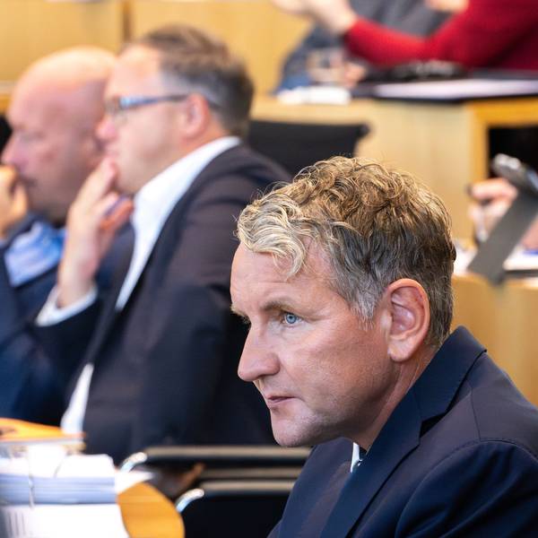 Der rechtsextreme AfD-Chef in Thüringen, Björn Höcke, sitzt im Vordergrund. Dahinter sind Thüringens CDU-Chef Mario Voigt und der FDP-Politiker Thomas Kemmerich zu sehen.