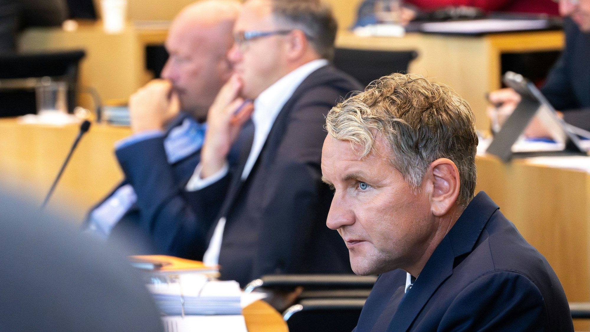 Der rechtsextreme AfD-Chef in Thüringen, Björn Höcke, sitzt im Vordergrund. Dahinter sind Thüringens CDU-Chef Mario Voigt und der FDP-Politiker Thomas Kemmerich zu sehen.