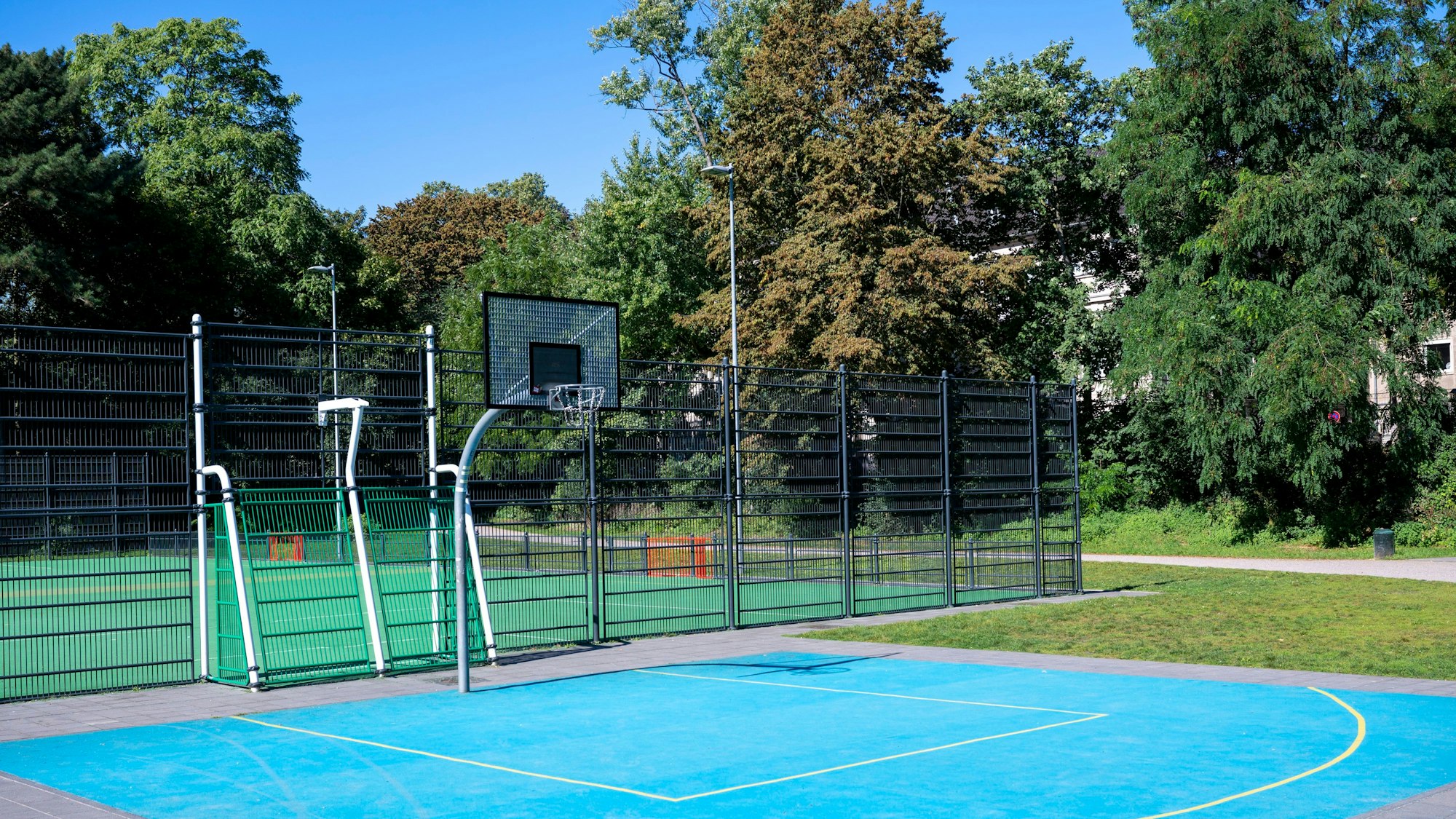 Blick auf den Half Court mit blauem Untergrund im Friedenspark