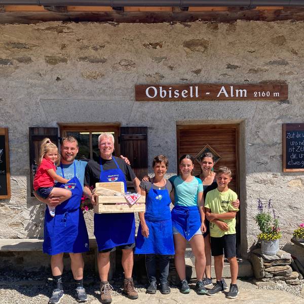 Frank Eggeling mit dem Team der Südtiroler Bergalm, auf der er fünf Wochen lang lebte und arbeitete: Bauer Erich, auf dem Arm Lena, Frank Eggeling, Aushilfe Maya, Emma, Bäuerin Alexandra und Julian (links)