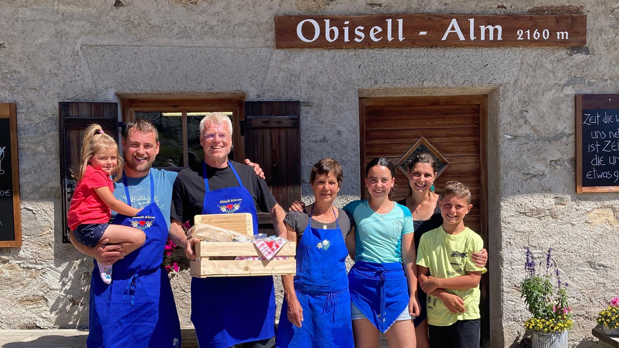 Frank Eggeling mit dem Team der Südtiroler Bergalm, auf der er fünf Wochen lang lebte und arbeitete: Bauer Erich, auf dem Arm Lena, Frank Eggeling, Aushilfe Maya, Emma, Bäuerin Alexandra und Julian (links)