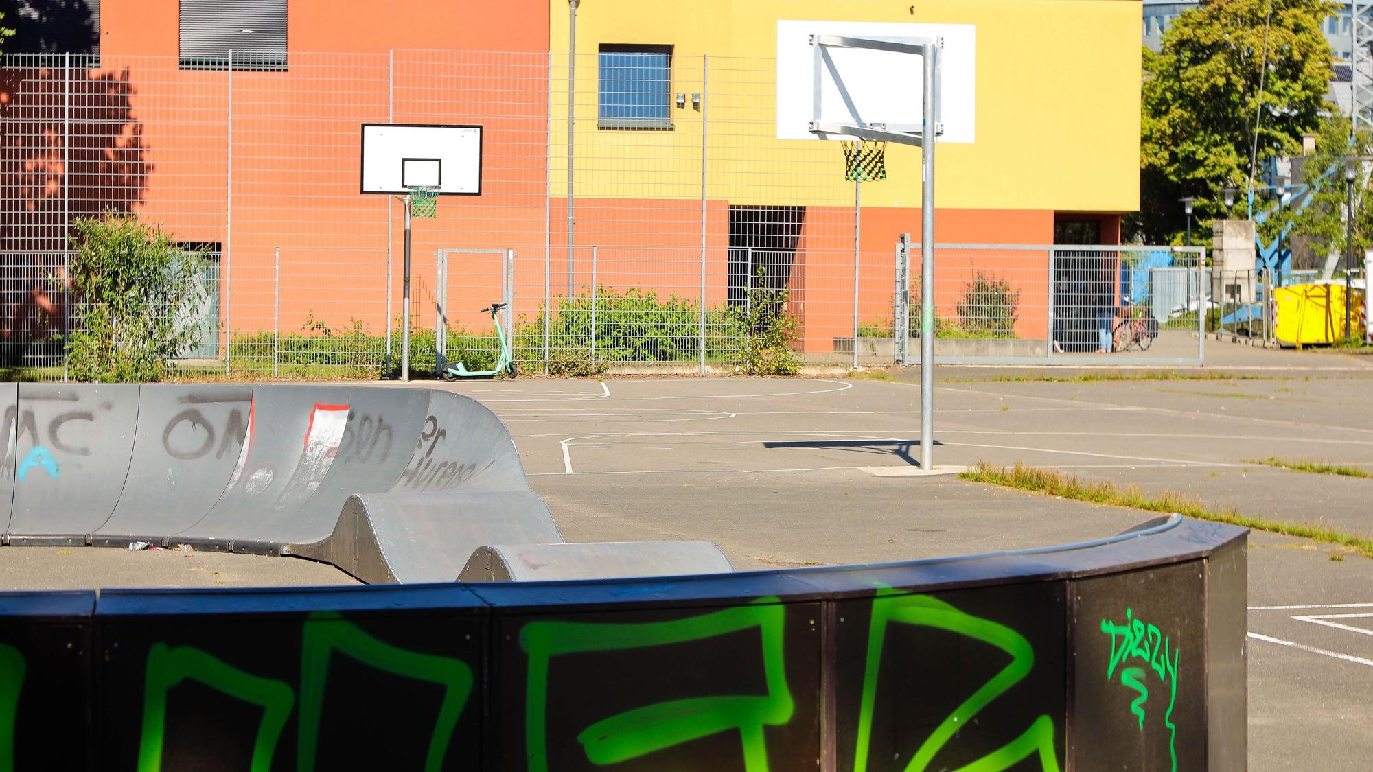 Der Basketballcourt im Nippeser Tälchen im Vordergrund ein Pump Track.