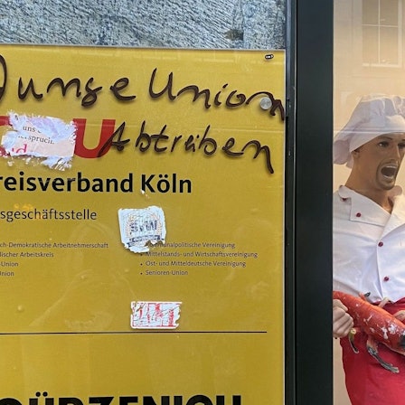 Auch die Aufschrift „Junge Union abtreiben“ ist auf dem Gebäude der Geschäftsstelle der Kölner CDU zu lesen.