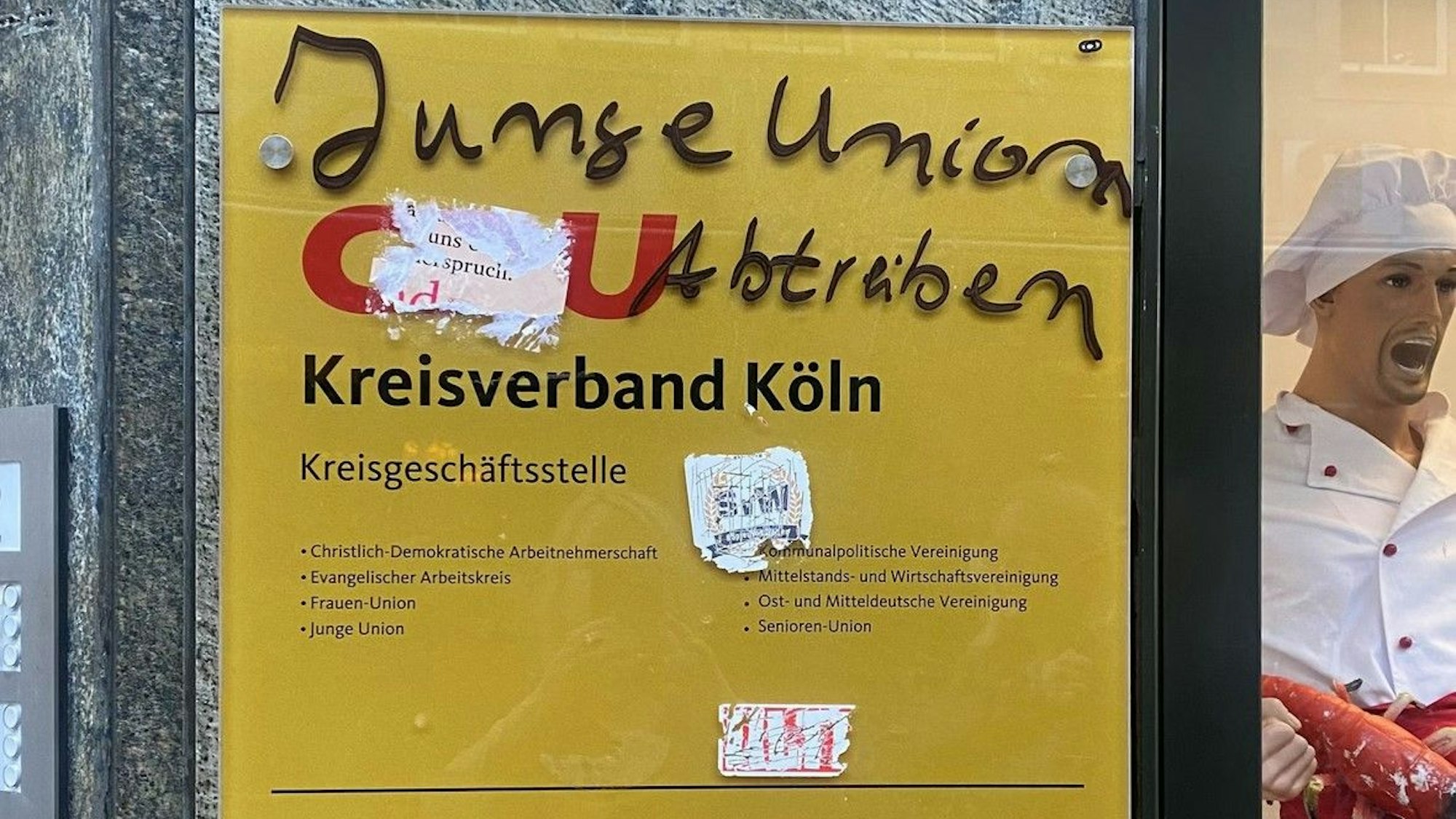Auch die Aufschrift „Junge Union abtreiben“ ist auf dem Gebäude der Geschäftsstelle der Kölner CDU zu lesen.