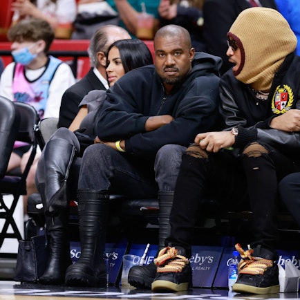 Kanye West mit seiner Gefolgschaft bei einem NBA-Spiel.