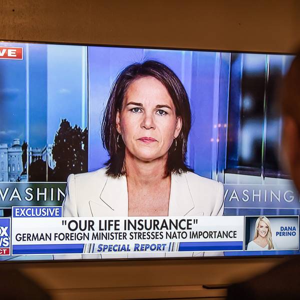Annalena Baerbock (Bündnis90/Die Grünen), Außenministerin, ist auf einem TV Bildschirm des TV-Senders Fox News während eines Interviews mit Bret Baier zu sehen.