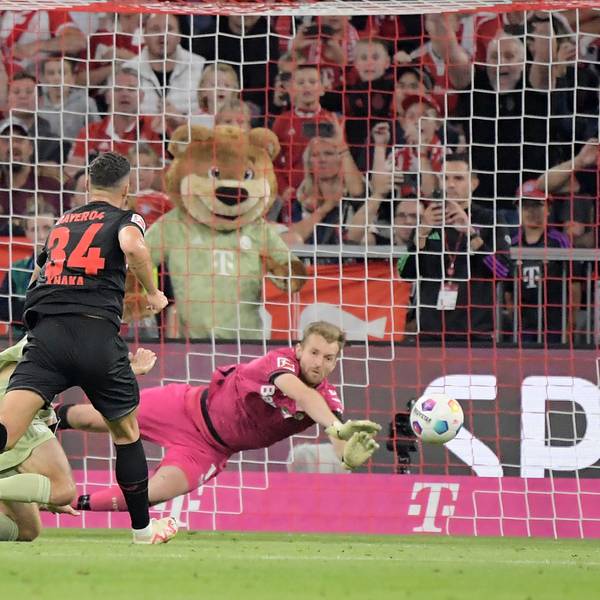 Bayer-Torwart Hradecky bei einer seiner wichtigen Paraden in der Allianz Arena.