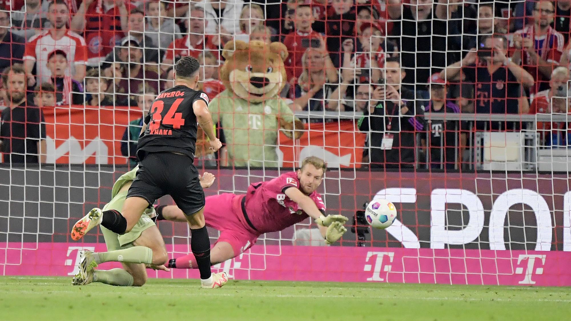 Bayer-Torwart Hradecky bei einer seiner wichtigen Paraden in der Allianz Arena.
