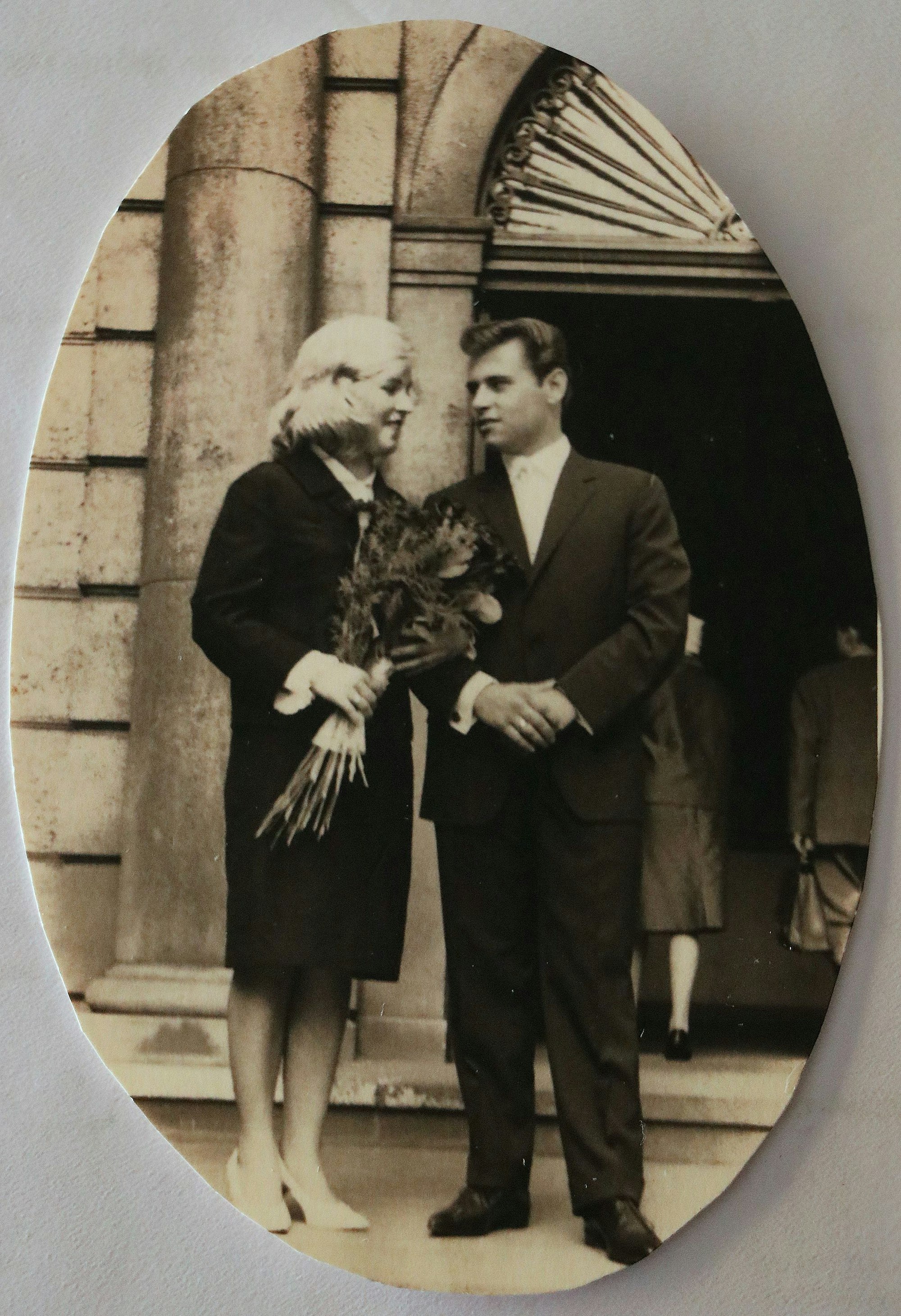 Das Foto zeigt das Paar vor dem Eingang des Standesamtes