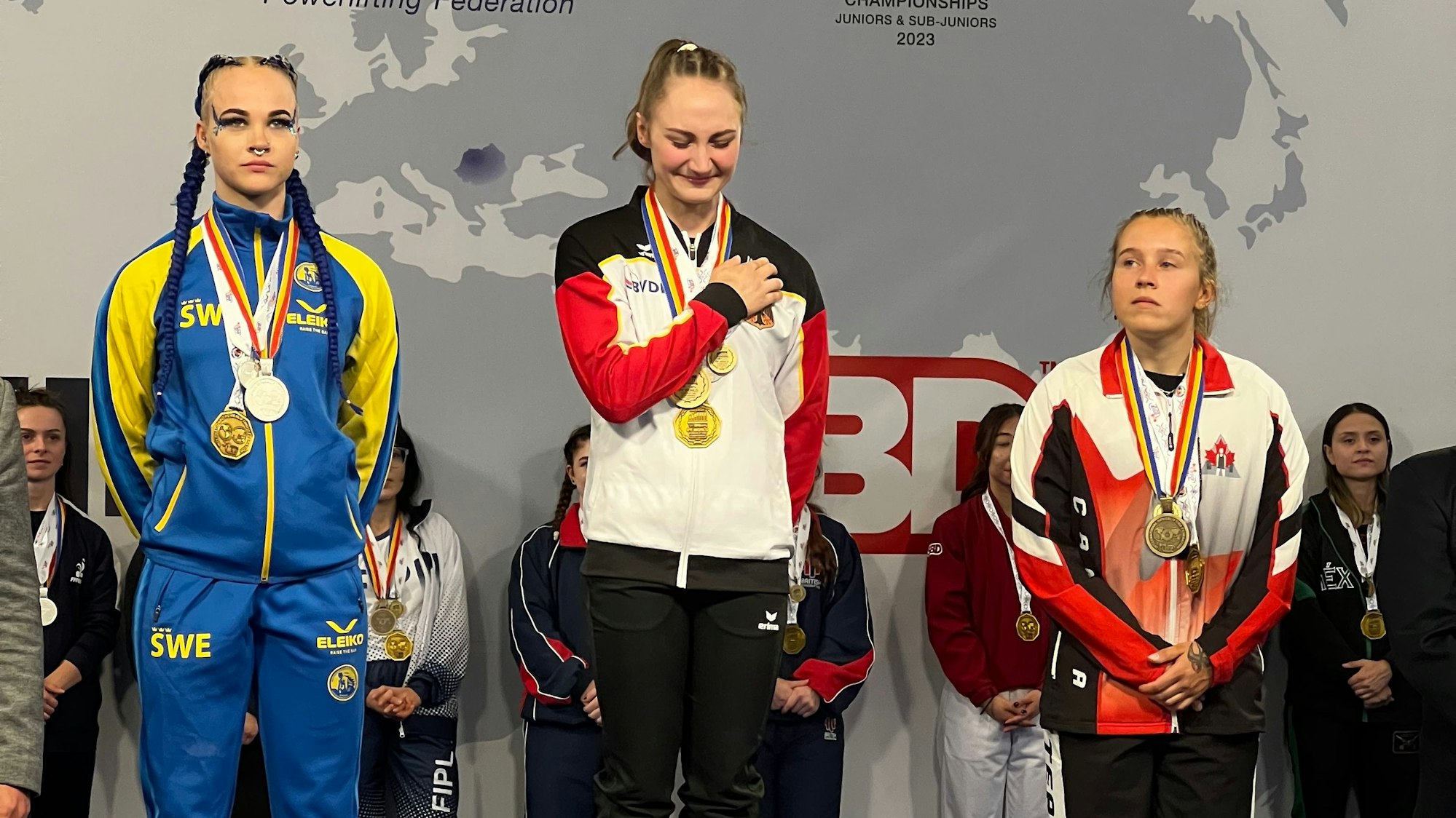 Die drei erstplatzierten Sportlerinnen bei der Siegerehrung, in der Mitte Helena Decker.