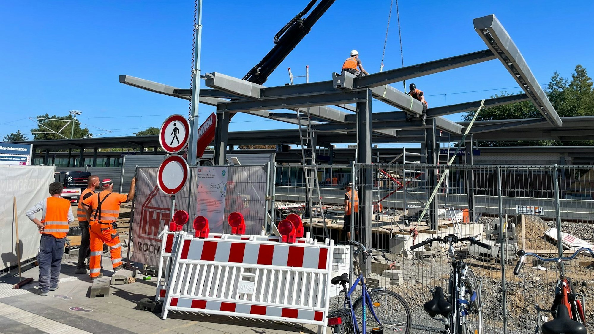 Das Vordach über dem Abgang zu den Gleisen am Bahnhof Leverkusen-Mitte nimmt Gestalt an.