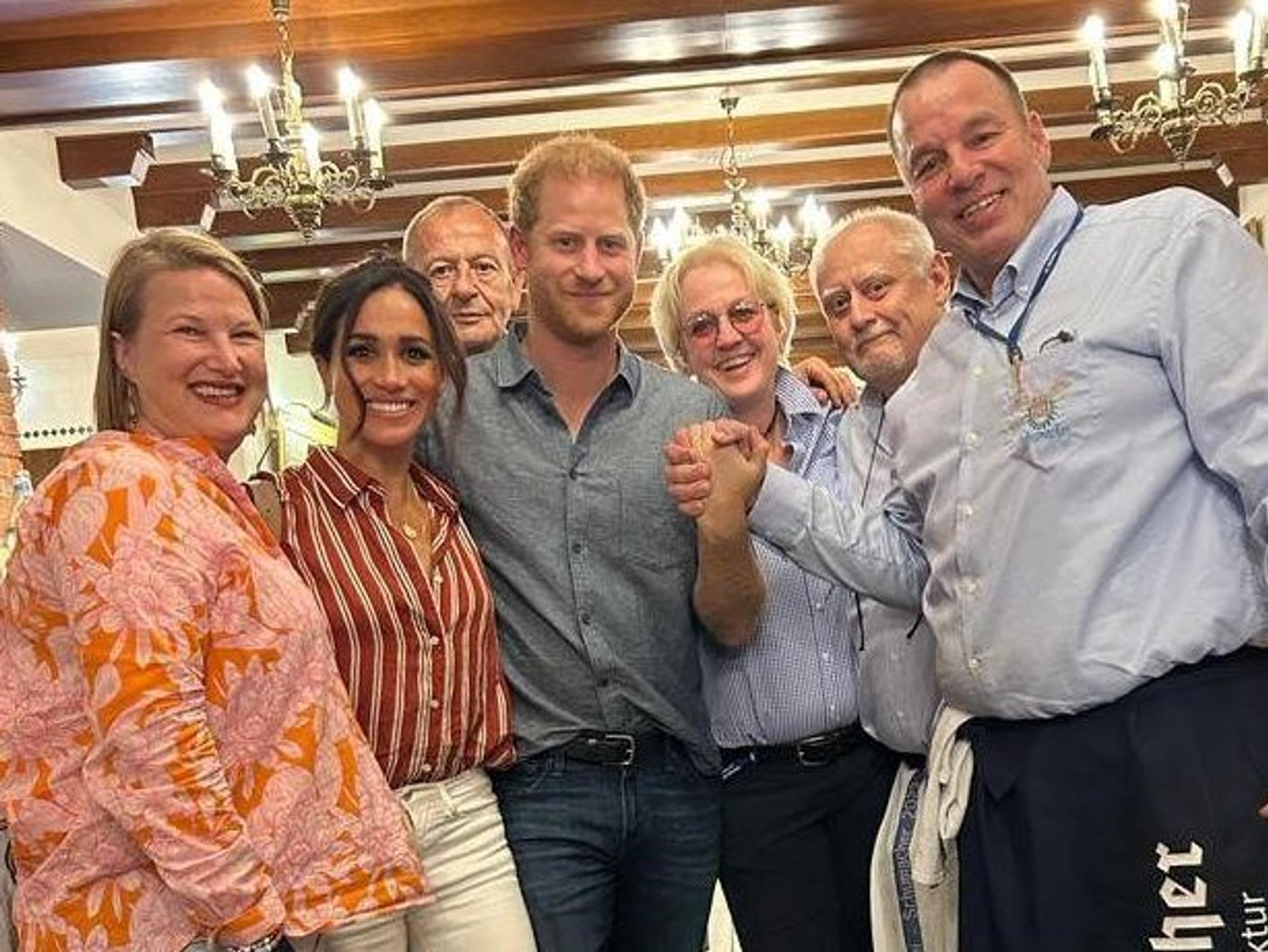 Prinz Harry von Großbritannien und Ehefrau Meghan besuchen in der Altstadt eine Brauerei und werden mit einem Teil der Angestellten fotografiert.