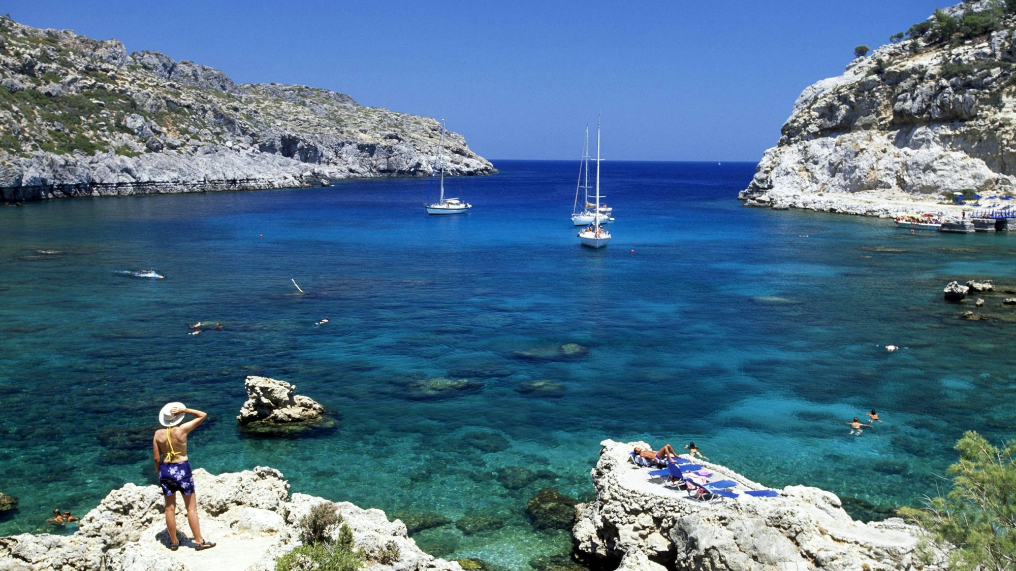 Urlauber und Boote in der Anthony Quinn-Bucht bei Faliraki auf Rhodos - Griechenland , Landschaft; 2007, Faliraki, Rhodos, Dodekanes, Griechenland, Urlaub; , quer, Kbdia, Totale, Meer, Küste, , Reisen, Europa
