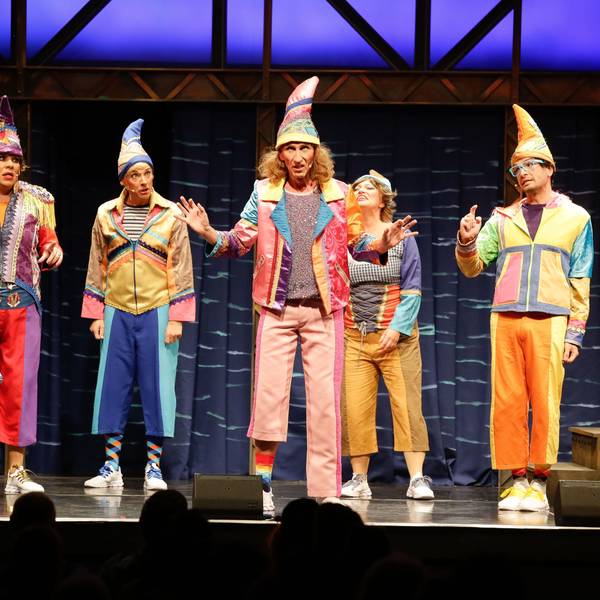 Sechs „Heinzelmännchen“ auf der Bühne