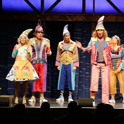 Sechs „Heinzelmännchen“ auf der Bühne