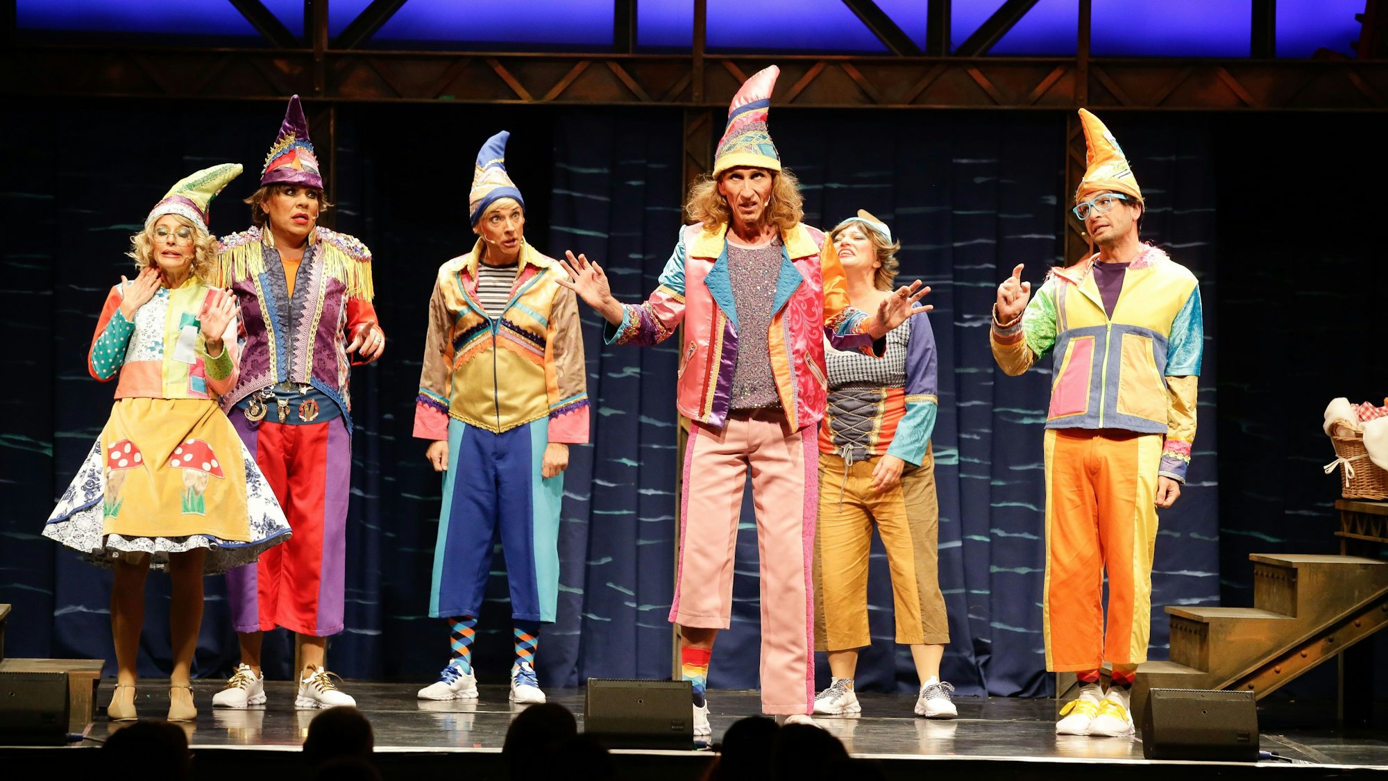 Sechs „Heinzelmännchen“ auf der Bühne