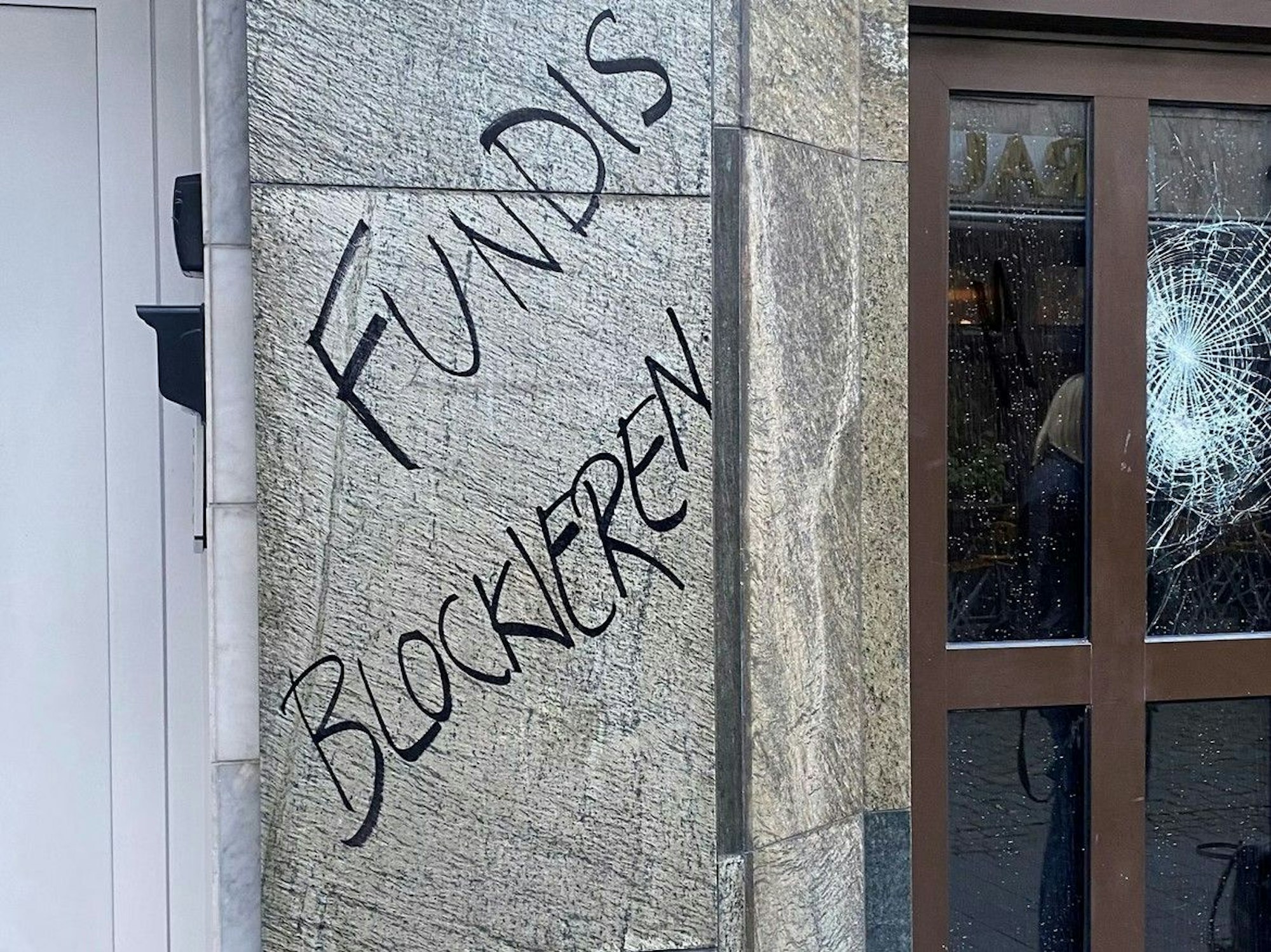 Die Geschäftsstelle der Kölner CDU in der Altstadt wurde in der Nacht zu Freitag (15. September 2023) angegriffen.