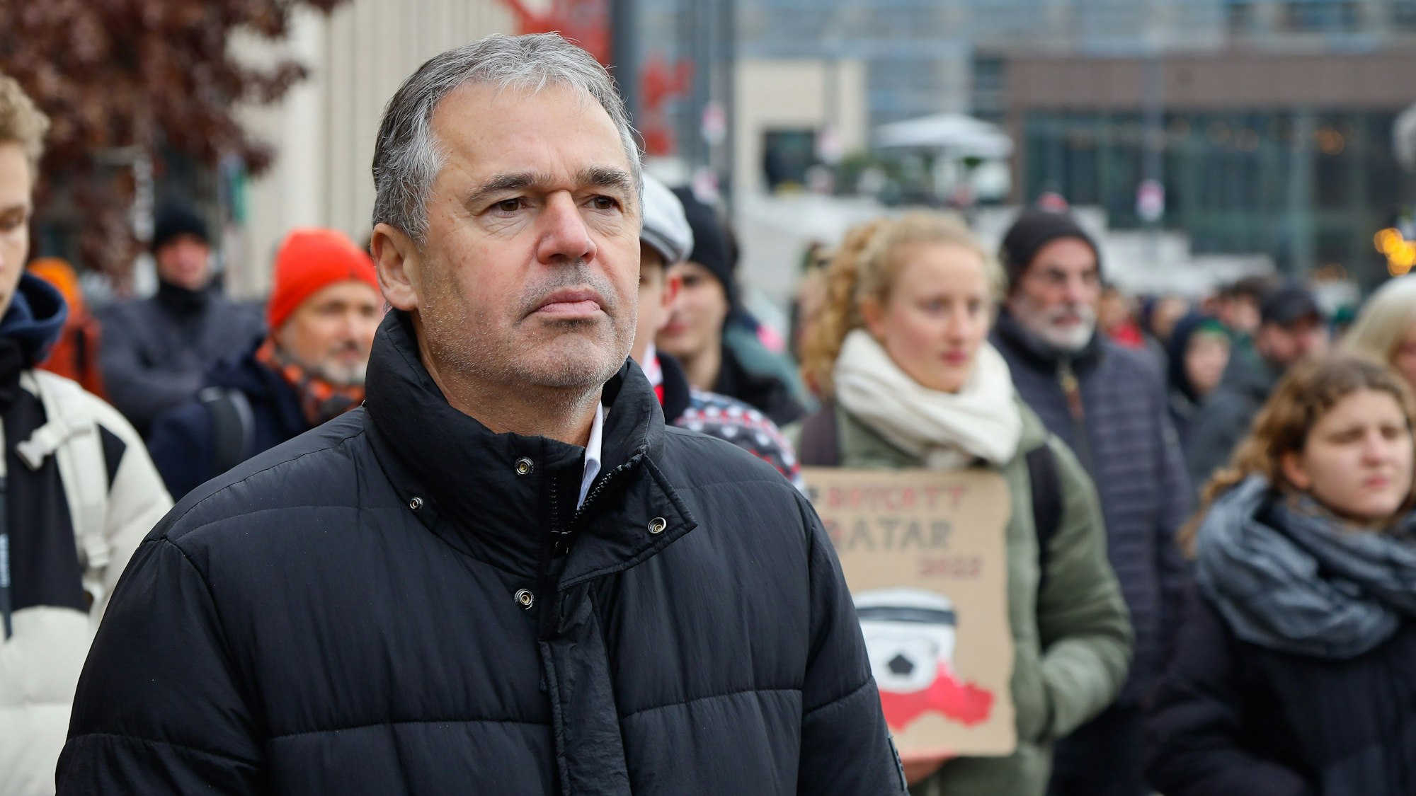 Andreas Rettig nahm im November 2022 auf dem Barmer Platz in Köln-Deutz an einer Demo gegen die WM in Katar teil.