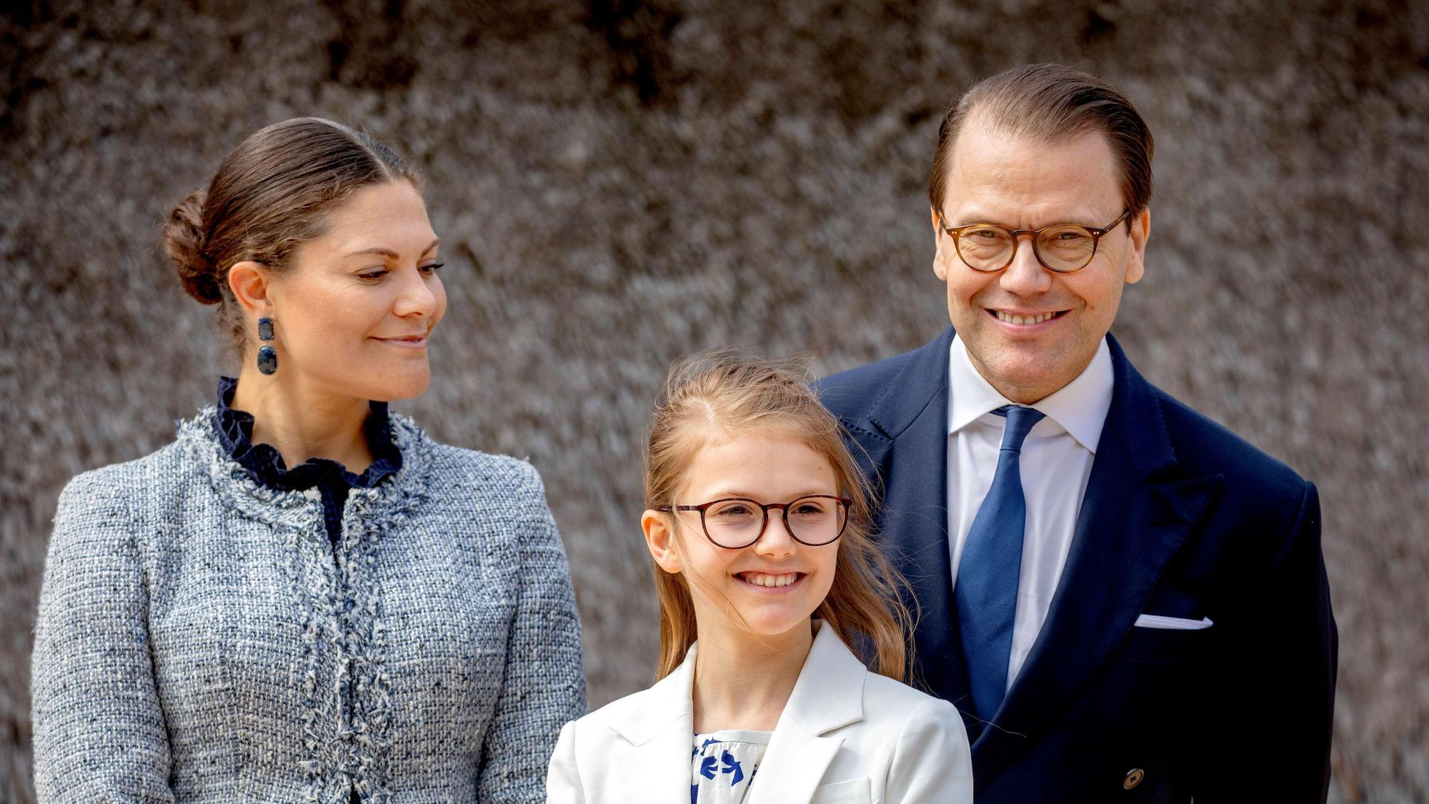 Kronprinzessin Victoria von Schweden mit Prinz Daniel und Prinzessin Estelle in Östergötland.