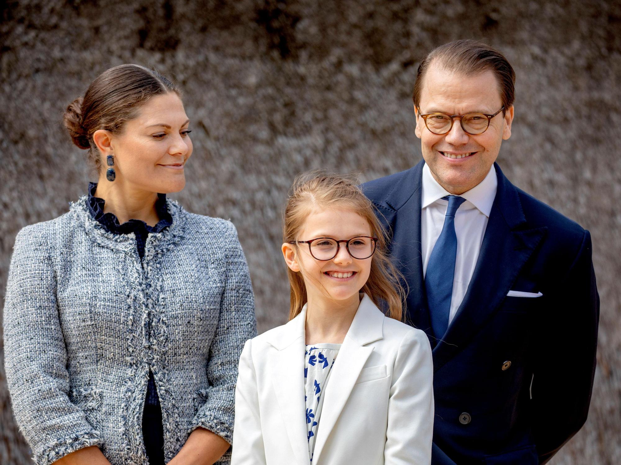 Kronprinzessin Victoria von Schweden mit Prinz Daniel und Prinzessin Estelle in Östergötland.