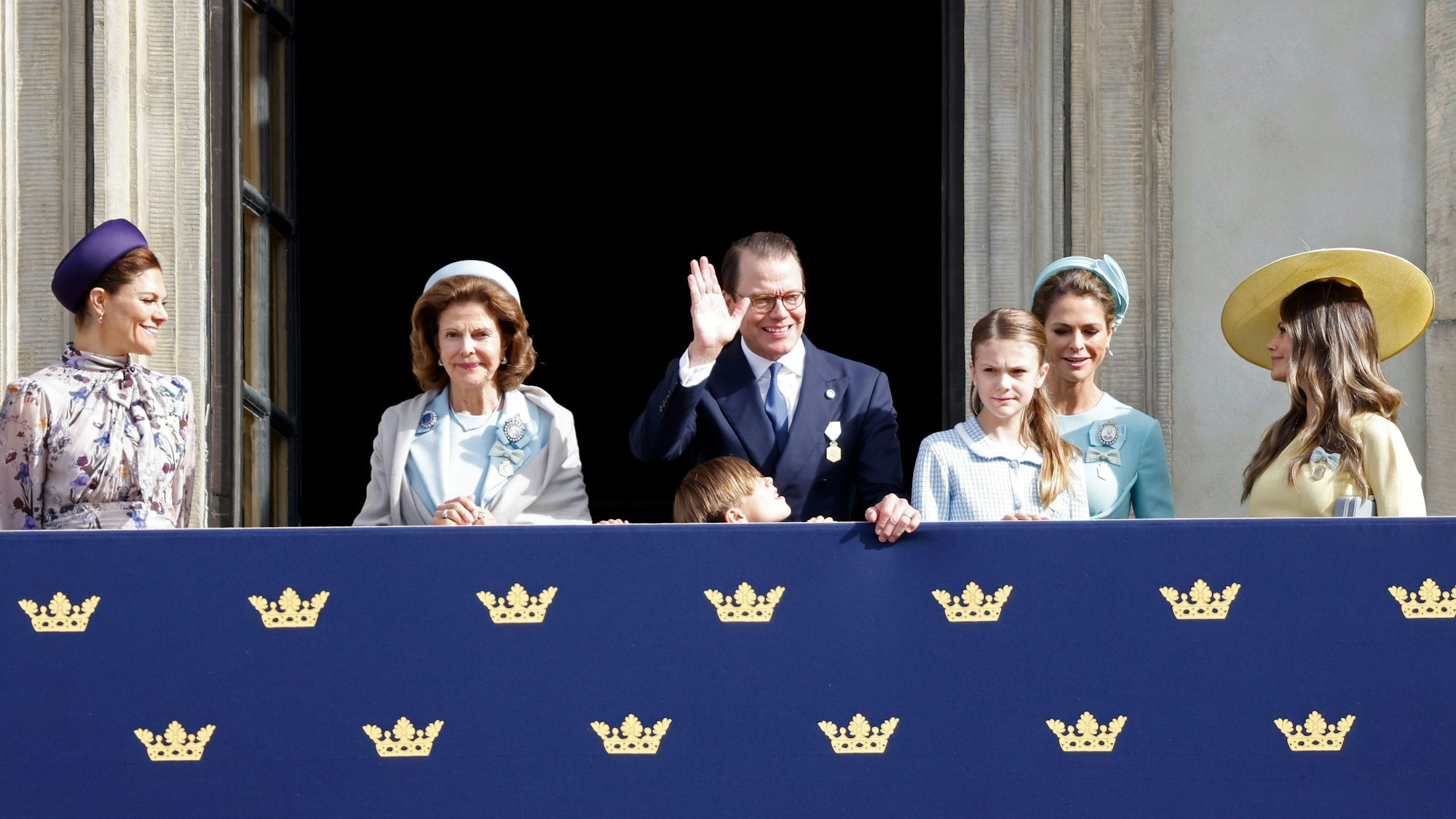 Die schwedischen Royals, Kronprinzessin Victoria ganz links, zeigen sich im September 2023 auf dem Palastbalkon.