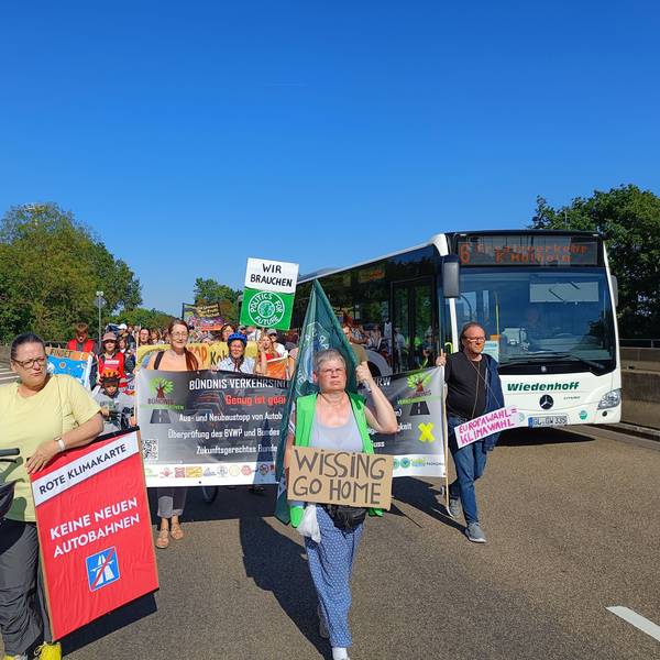 Die Demo zog von der Zentrale der Energieversorgung Leverkusen zum Rathaus.