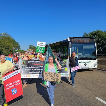 Die Demo zog von der Zentrale der Energieversorgung Leverkusen zum Rathaus.