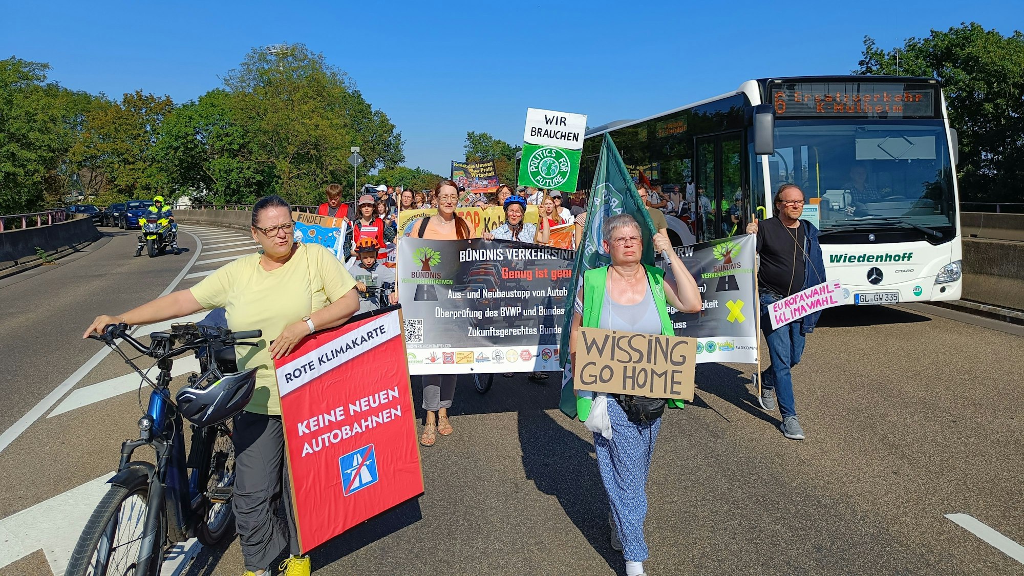 Die Demo zog von der Zentrale der Energieversorgung Leverkusen zum Rathaus.