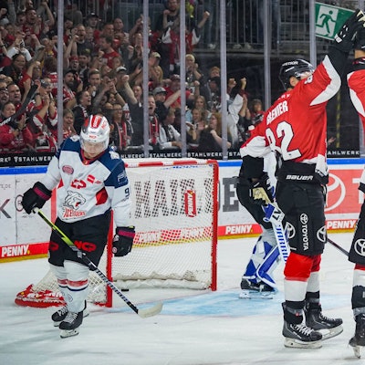 Alexandre Grenier bedankt sich bei Moritz Müller für den Assist zu seinem Treffer zum 4:0.