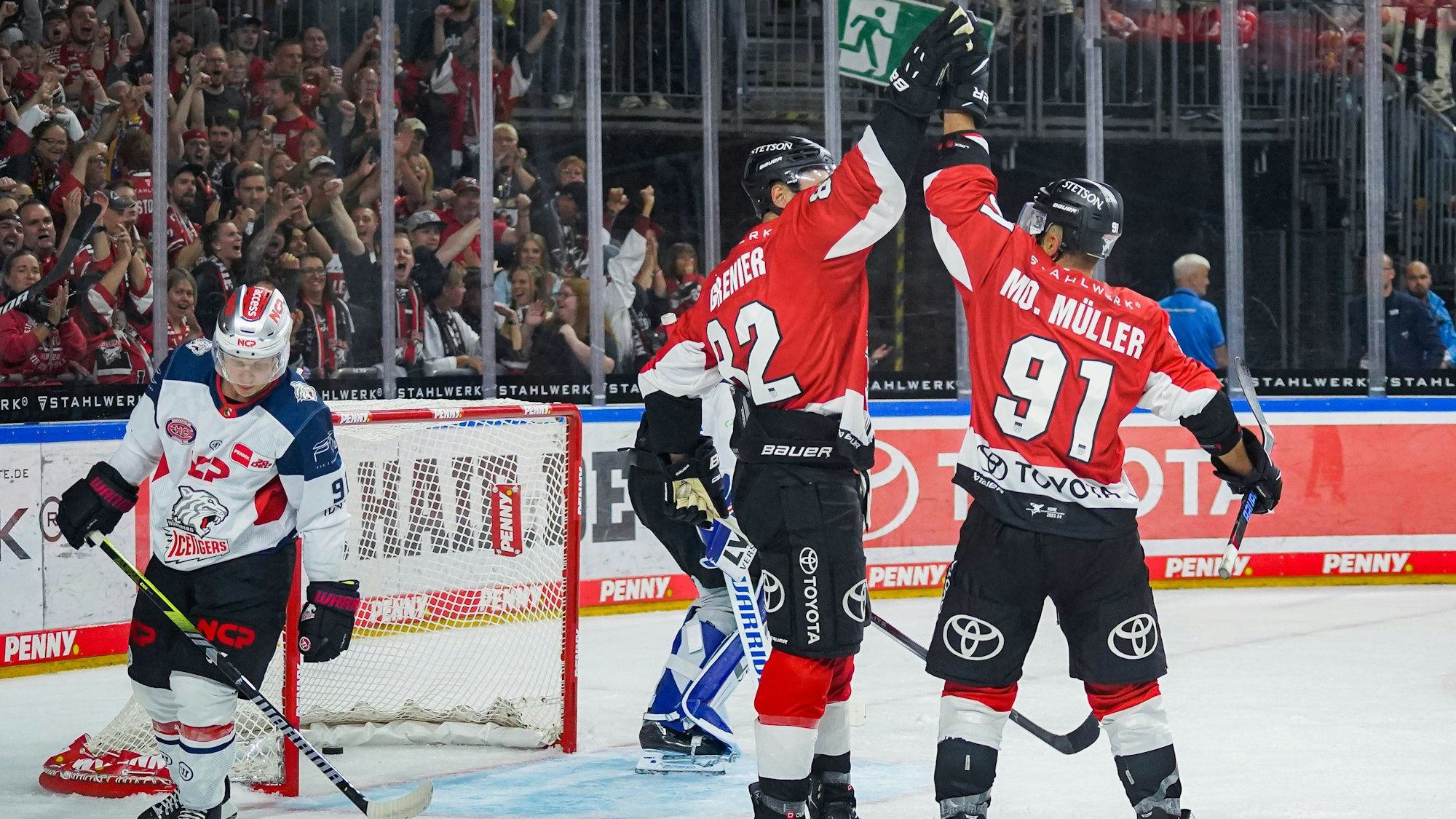 Jubel bei den Kölner Haien gegen die Nürnberg Ice Tigers: Alexandre Grenier mit Moritz Müller