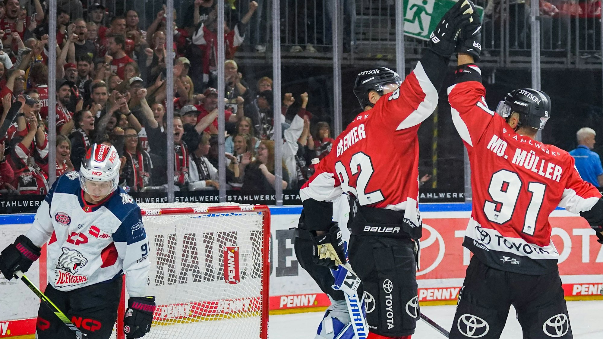 Alexandre Grenier bedankt sich bei Moritz Müller für den Assist zu seinem Treffer zum 4:0.