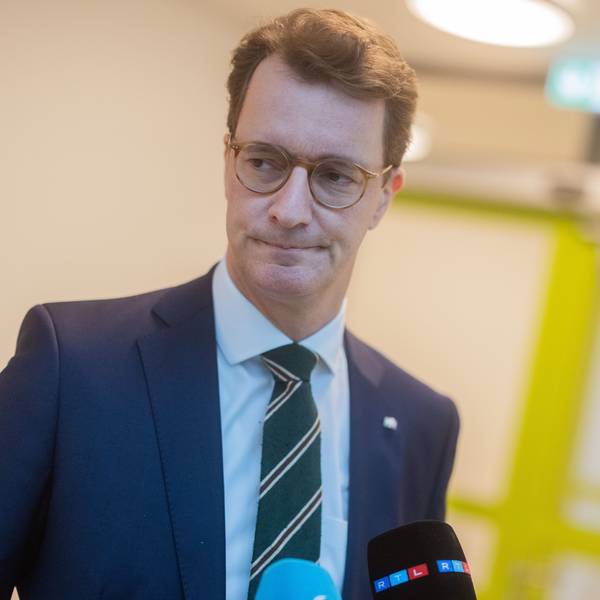 Hendrik Wüst (CDU), Ministerpräsident von Nordrhein-Westfalen, ist im Halbporträt zu sehen.