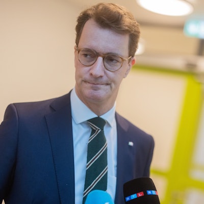 Hendrik Wüst (CDU), Ministerpräsident von Nordrhein-Westfalen, ist im Halbporträt zu sehen.