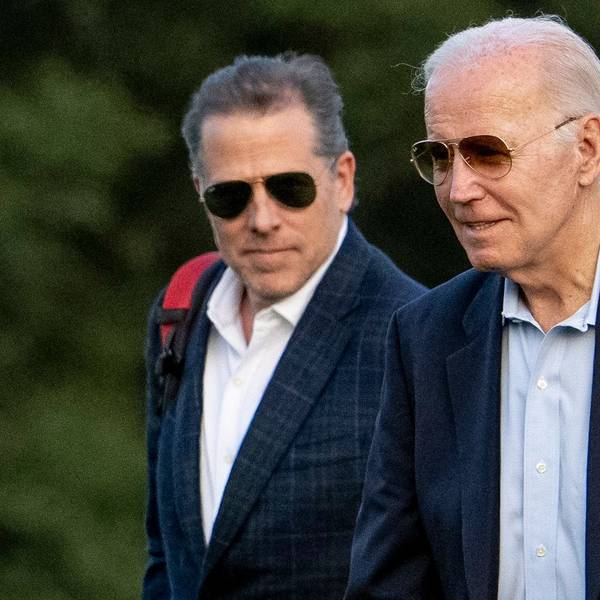 Joe Biden (r), Präsident der USA, und sein Sohn Hunter Biden. Gegen den Sohn von US-Präsident Biden ist wegen eines Verstoßes gegen waffenrechtliche Vorgaben Anklage erhoben worden.