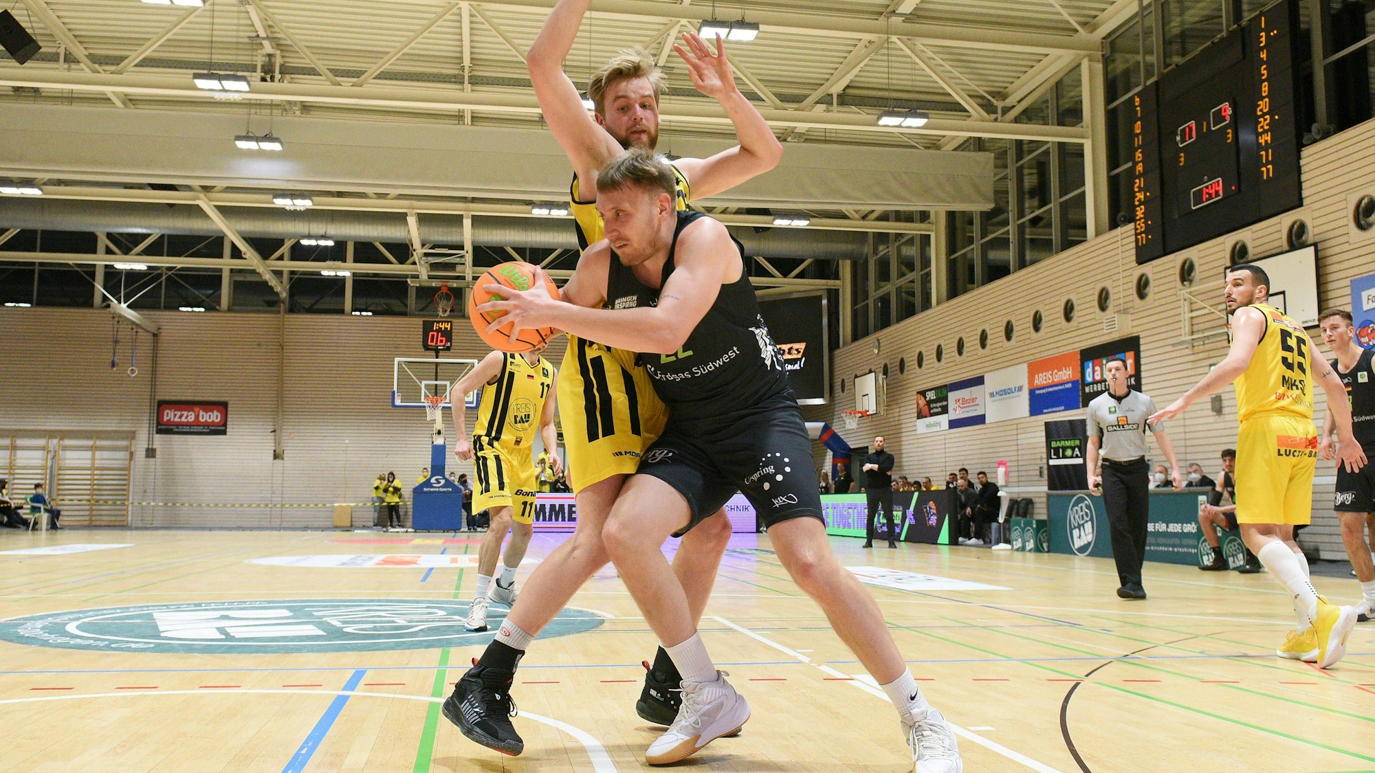 Kevin Strangmeyer TEAM Ehingen Urspring 22 gegen Till Pape VfL Kirchheim Knights 19 VfL Kirchheim Knights vs. TEAM Ehingen Urspring Basketball, Maenner, Barmer, 2.Basketball Bundesliga, ProA Hauptrunde , 18.Spieltag, 08.01.2022 Foto:Eibner/Tobias Baur VfL Kirchheim Knights vs. TEAM Ehingen Urspring Basketball, Barmer, 2. Basketball Bundesliga, 2.BBL, Liga Pro A, 18.Spieltag, 08.01.2022 Kirchheim/Teck *** Kevin Strangmeyer TEAM Ehingen Urspring 22 vs Till Pape VfL Kirchheim Knights 19 VfL Kirchheim Knights vs TEAM Ehingen Urspring Basketball, Maenner, Barmer, 2 Basketball Bundesliga, ProA Hauptrunde , 18 Spieltag, 08 01 2022 Foto Eibner Tobias Baur VfL Kirchheim Knights vs TEAM Ehingen Urspring Basketball, Barmer, 2 Basketball Bundesliga, 2 BBL, Liga Pro A, 18 Spieltag, 08 01 2022 Kirchheim Teck Copyright: xEibner-Pressefotox EP_TBR